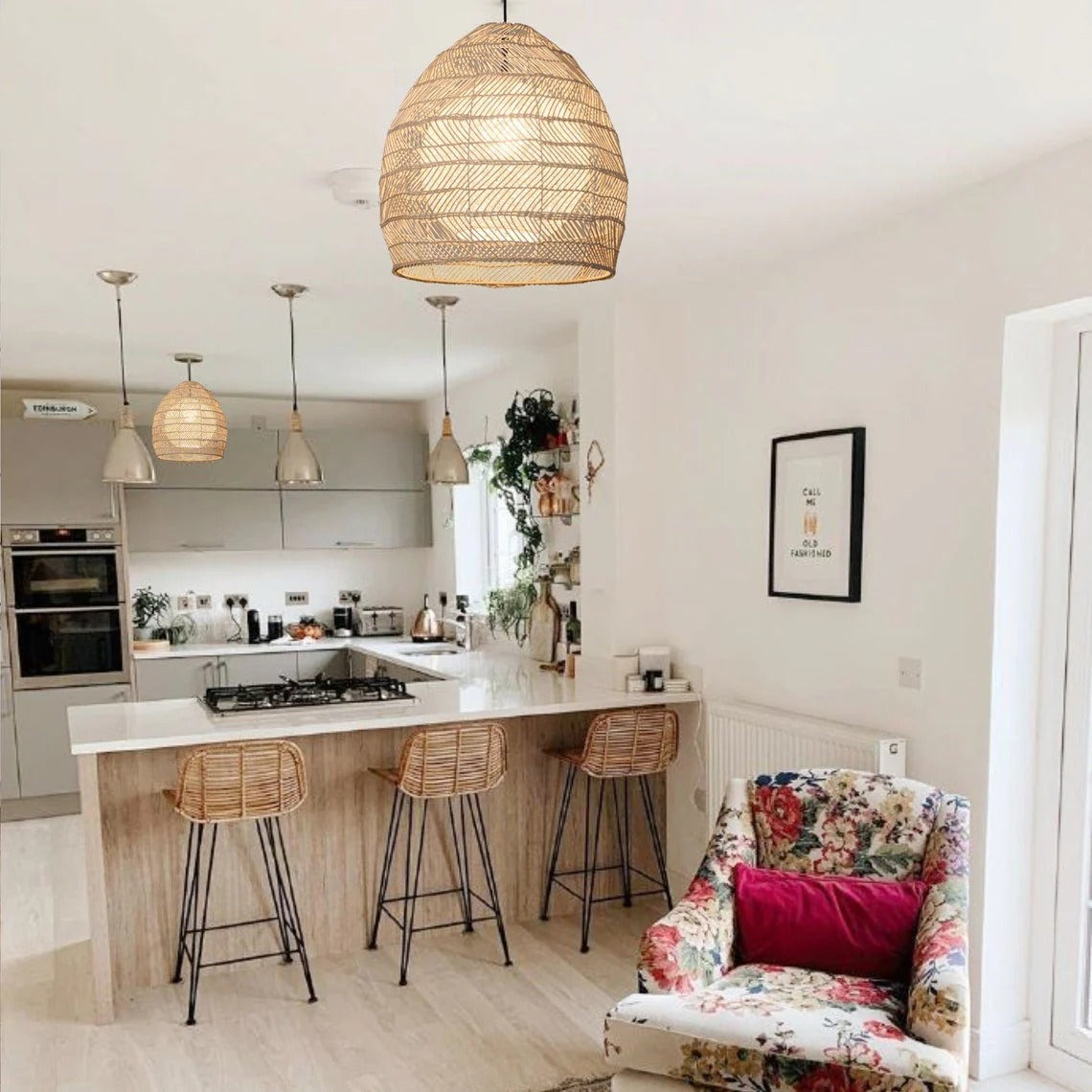 Suspension vintage faite main avec abat-jour rond en rotin tressé