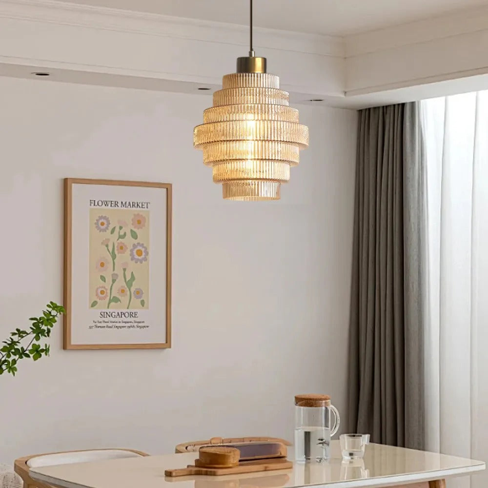 Suspension en verre et laiton en forme de bouteille