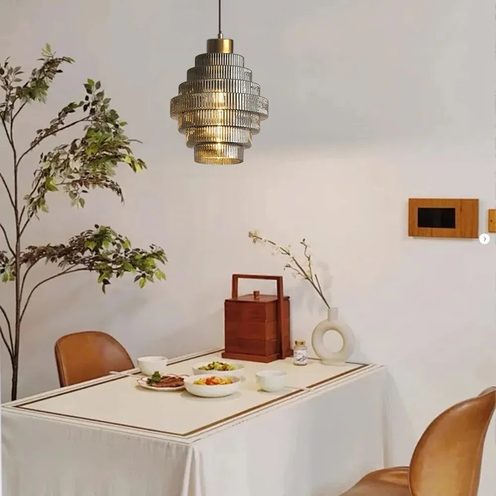 Suspension en verre et laiton en forme de bouteille