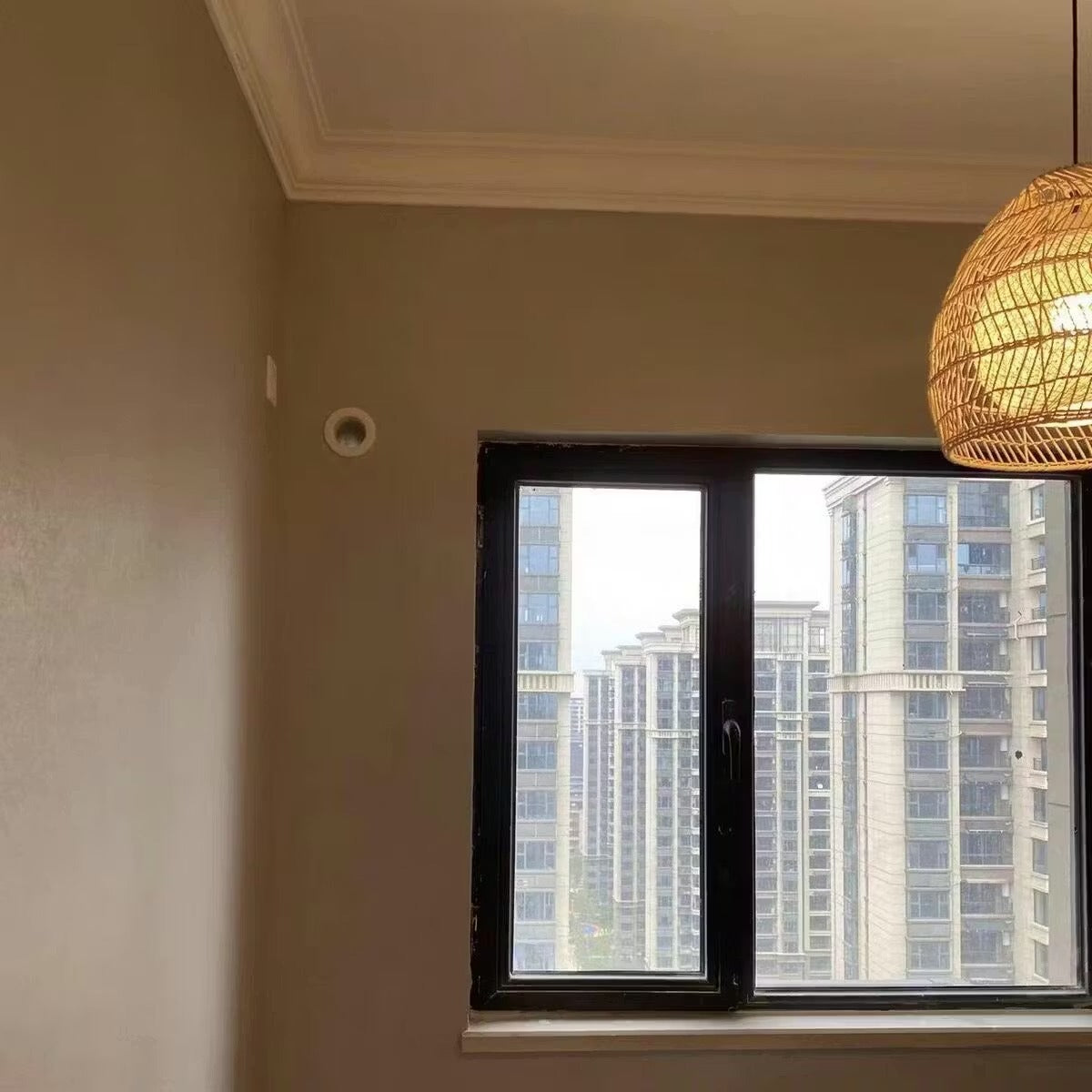 Suspension vintage faite main avec abat-jour rond en rotin tressé