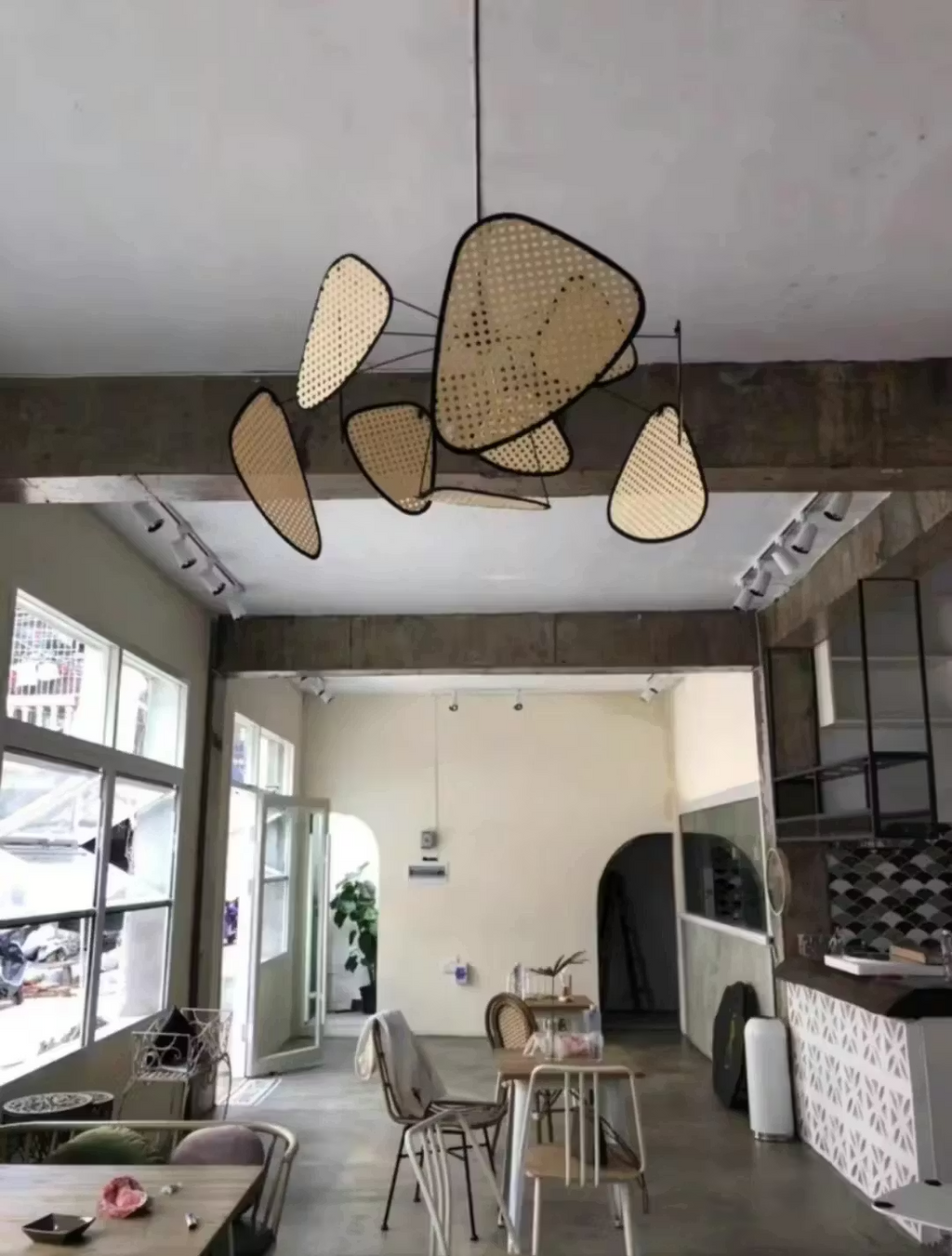 Suspension de cuisine moderne en rotin de forme irrégulière